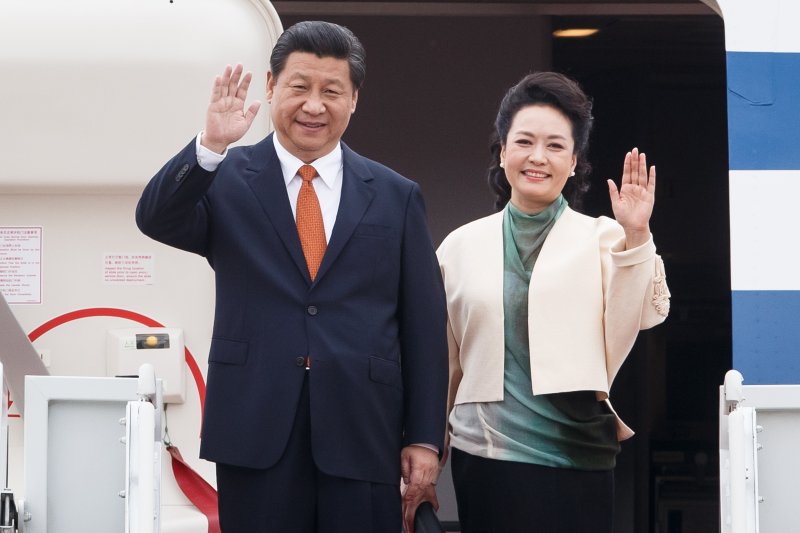 지난 2014년 7월 3일 방한 당시 시진핑 중국 국가주석이 부인 펑리위안 여사와 함께 경기도 성남 서울공항에 도착해 손을 흔들고 있다. 뉴스1