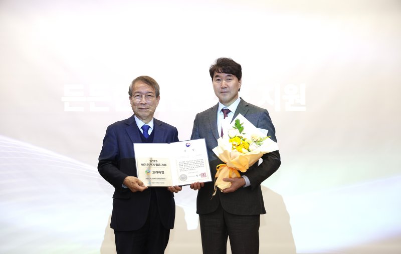 [울산=뉴시스] 조현철 기자 = 한반도미래인구연구원 정운찬 이사장과 고려아연 백순흠 사장. (사진=고려아연 제공) 2025.10.29. photo@newsis.com *재판매 및 DB 금지