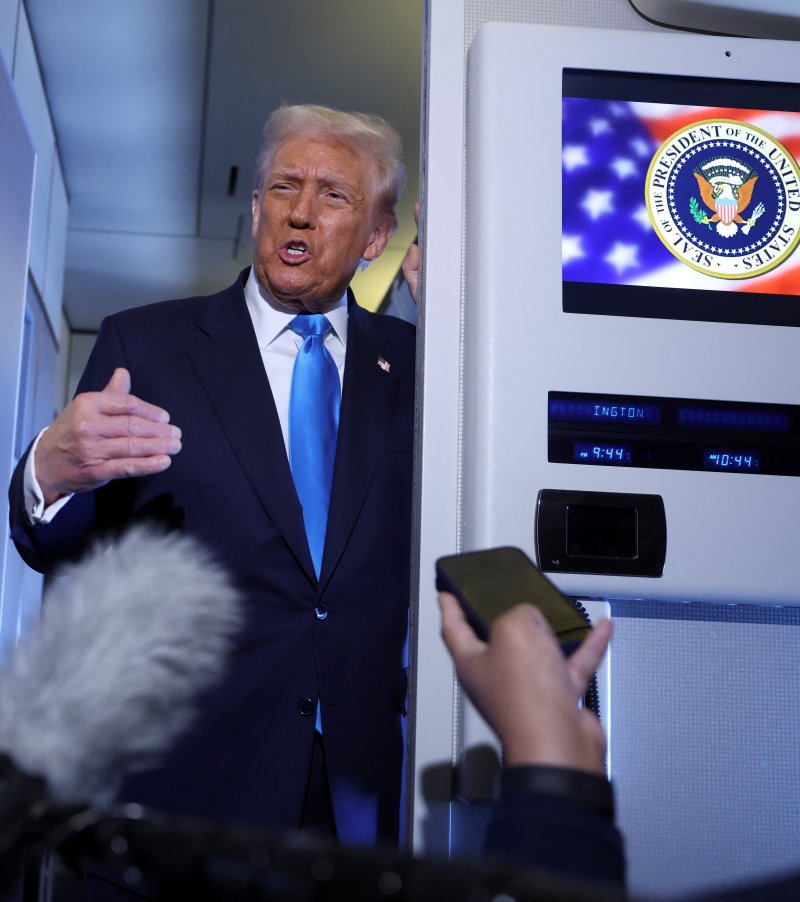 도널드 트럼프 미국 대통령이 29일 한국으로 향하는 에어포스원에서 기자들에게 이야기하고 있다. 로이터 연합뉴스