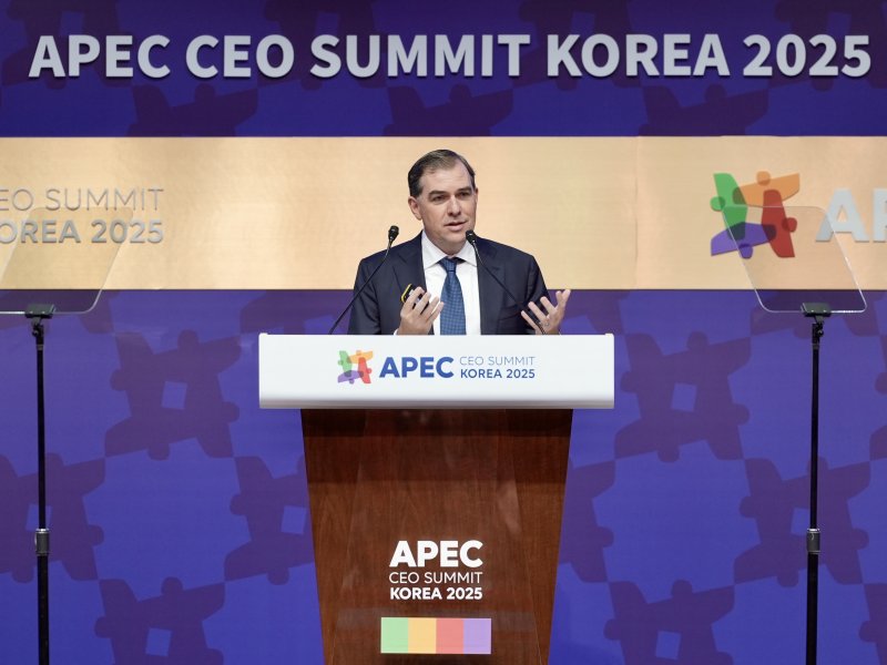 AWS 맷 가먼 CEO가 APEC CEO 서밋의 기조연설을 진행하고 있다(사진=AWS 제공) *재판매 및 DB 금지