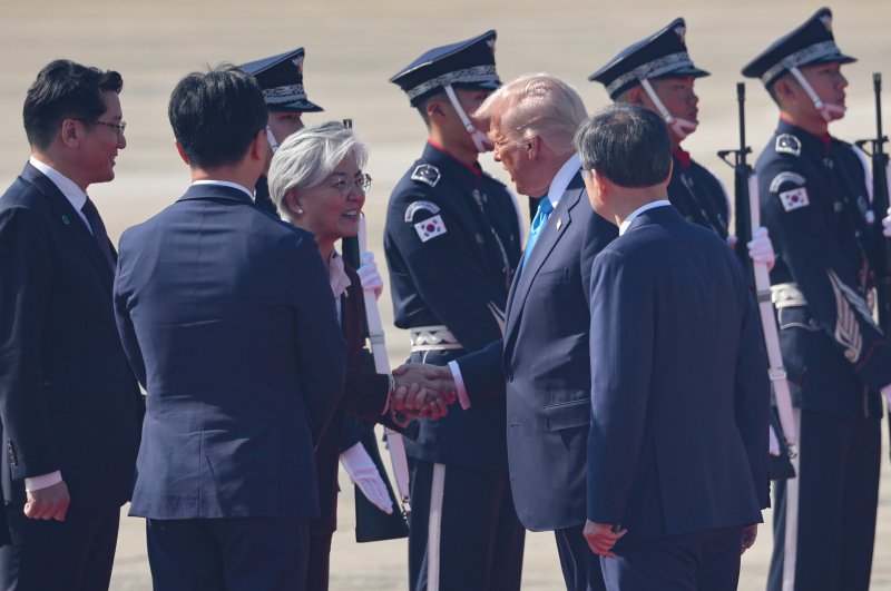 경주 APEC을 계기로 국빈 방한하는 도널드 트럼프 미국 대통령이 29일 부산 김해국제공항에 도착해 강경화 주미한국대사와 인사하고 있다. 연합뉴스