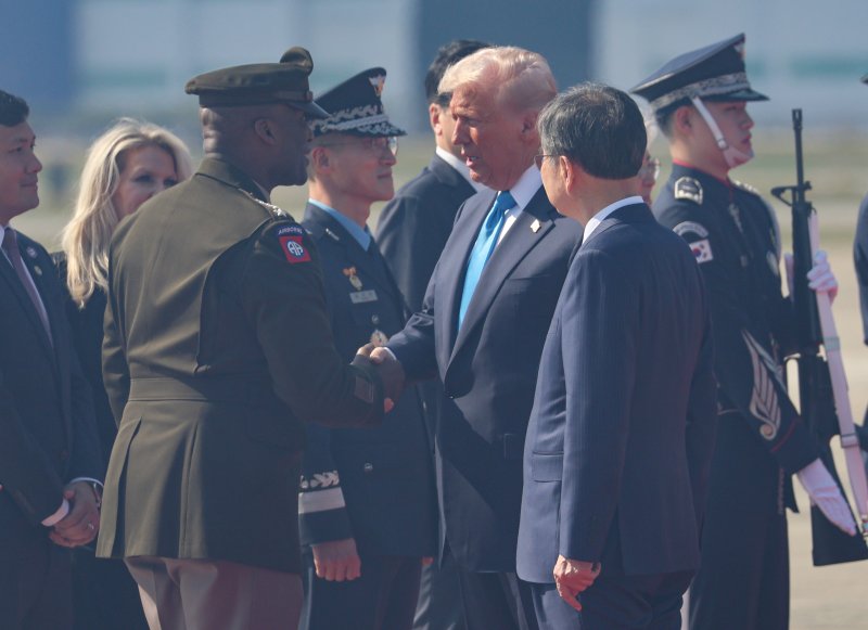 경주 APEC을 계기로 국빈 방한하는 도널드 트럼프 미국 대통령이 29일 부산 김해국제공항에 도착해 환영 인사들과 악수하고 있다.연합뉴스