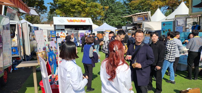 경주 엑스포대공원 맞은편 주차장에 마련된 K-푸드 스테이션을 찾은 관람객들이 다양한 음식 등을 체험하고 있다. 김장욱 기자