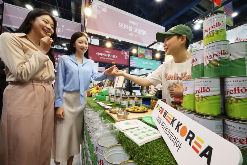 29일 서울 강남구 코엑스바카라사이트 카지노버프 열린 '2025 푸드위크 코리아'에서 모델들이 '고메&스페셜티푸드 컬렉션'부스에서 식품을 시식하고 있다. 사진=박범준 기자