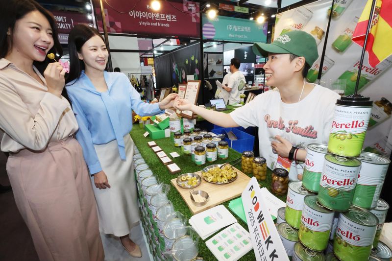 29일 서울 강남구 해외 바카라 사이트에서 열린 '2025 해외 바카라 사이트위크 코리아'에서 모델들이 '고메&스페셜티해외 바카라 사이트 컬렉션'부스에서 식품을 시식하고 있다. 사진=박범준 기자