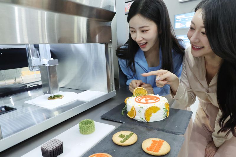 '2025 해외 바카라 사이트위크 해외 바카라 사이트(제20회 서울국제식품산업전)'가 29일 서울 강남구 코엑스에서 개막한 가운데 모델들이 3D 식품 프린팅을 관람하고 있다. 사진=박범준 기자