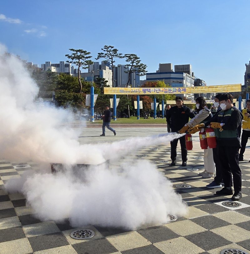 [평택=뉴시스] 평택시가 평택소방서와 합동 소방 훈련을 벌이고 있는 모습(사진=평택시 제공) 2025.10.29.photo@nesis.com