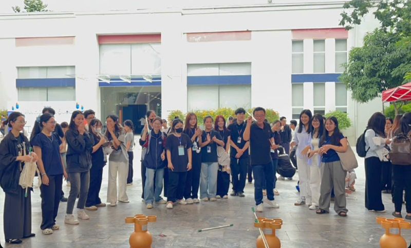 한국문화축제서 베트남 대학생들이 한국의 전통놀이인 투호를 즐기고 있다. (사진 출처: 탕롱대학교 페이스북)