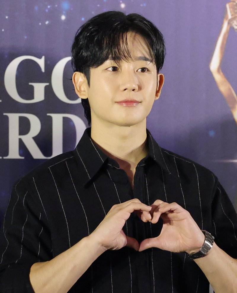 배우 정해인이 29일 오전 서울 영등포구 CGV여의도에서 열린 제45회 청룡영화상 수상자 핸드프린팅 행사에서 포즈를 취하고 있다. 2025.10.29/뉴스1 ⓒ News1 권현진 기자