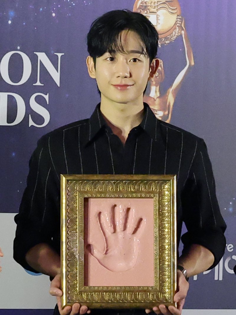 배우 정해인이 29일 오전 서울 영등포구 CGV여의도에서 열린 제45회 청룡영화상 수상자 핸드프린팅 행사에서 포즈를 취하고 있다. 2025.10.29/뉴스1 ⓒ News1 권현진 기자