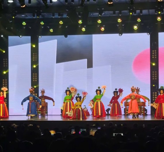 28일 베트남 하노이 탕롱대학교에서 열린 한국문화축제 개막식에서 전통 국악 공연이 진행되고 있다. (사진 출처: 탕롱대학교 페이스북)