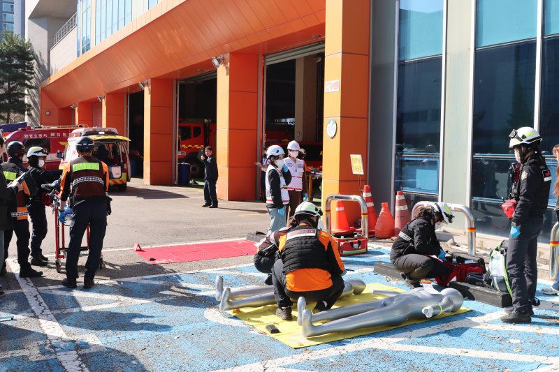 [화성=뉴시스] 경기 화성소방서 요원들이 28일 화성소방서 본서 앞에서 다수 사상자 발생대비 구급 대응 훈련을 하고 있다. (사진=화성소방서 제공) 2025.10.29. photo@newsis.com *재판매 및 DB 금지