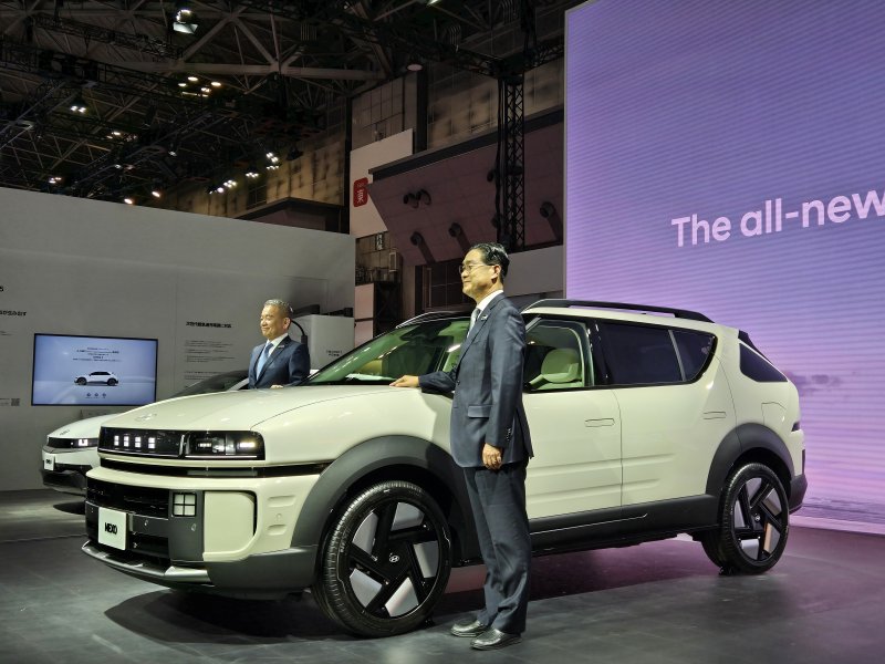 29일 일본 도쿄 빅사이트에서 열린 '재팬 모빌리티쇼 2025'에서 정유석 현대자동차 국내사업본부 부사장(오른쪽)이 시메기 토시유키 현대차 일본법인장(왼쪽)과 함께 수소전기차(FCEV) '디 올 뉴 넥쏘'를 일본 시장에 처음 공개한 뒤 기념 사진을 촬영하고 있다. 2025.10.29/뉴스1 김성식 기자