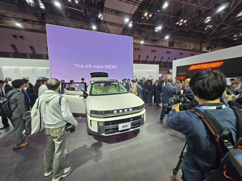 29일 일본 도쿄 빅사이트에서 열린 '재팬 모빌리티쇼 2025' 내 현대자동차 부스에 전시된 수소전기차(FCEV) '디 올 뉴 넥쏘'를 두고 글로벌 기자들이 사진을 촬영하고 있다. 2025.10.29/뉴스1 김성식 기자