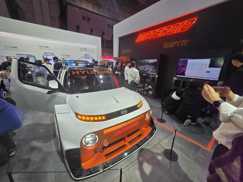 29일 일본 도쿄 빅사이트에서 열린 '재팬 모빌리티쇼 2025' 내 현대자동차 부스에 소형 전기 SUV '인스터'의 고성능 콘셉트카 '인스터로이드'가 전시된 모습. 2025.10.29/뉴스1 김성식 기자