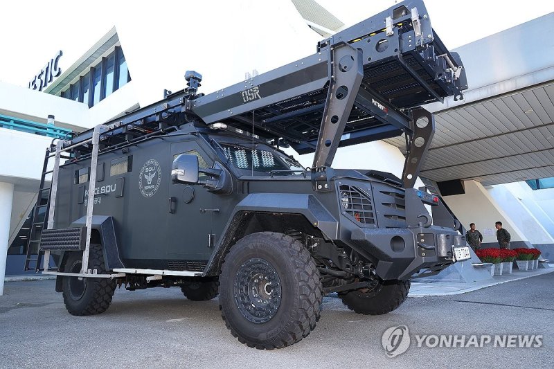 경찰특공대 장갑차 배치된 김해공항 (출처=연합뉴스)