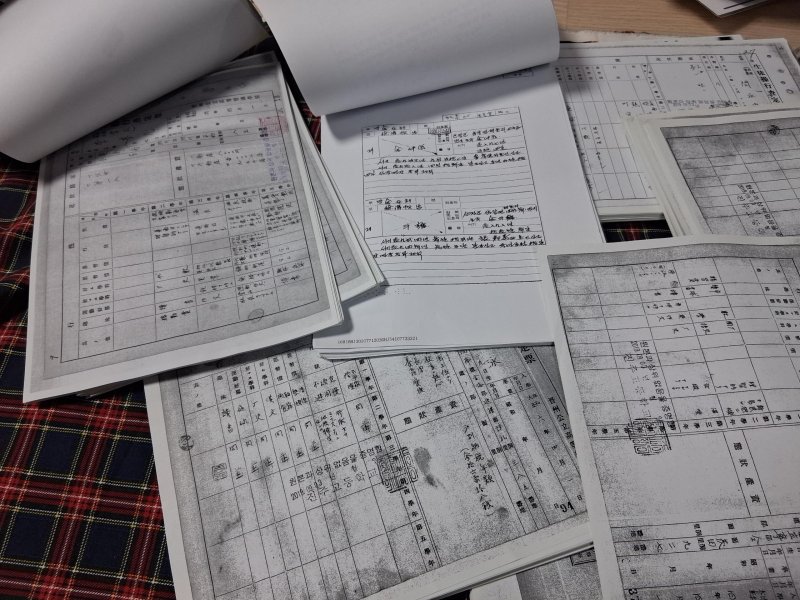 [진주=뉴시스]진주향토사학자 추경화씨가 독립유공자 추서를 위해 96명 학생 포상을 위한 각종 자료 수집.(사진=추경화씨 제공).2025.10.29.photo@newsis.com *재판매 및 DB 금지