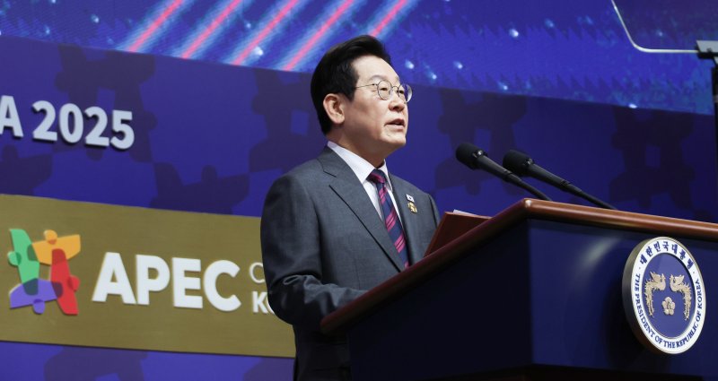 [경주=뉴시스] 고범준 기자 = 이재명 대통령이 29일 경북 경주예술의전당에서 열린 아시아태평양경제협력체(APEC) CEO 써밋에서 특별연설을 하고 있다. (대통령실통신사진기자단) 2025.10.29. bjko@newsis.com