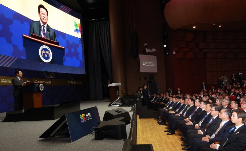 [경주=뉴시스] 고범준 기자 = 이재명 대통령이 29일 경북 경주예술의전당에서 열린 아시아태평양경제협력체(APEC) CEO 써밋에서 특별연설을 하고 있다. (대통령실통신사진기자단) 2025.10.29. bjko@newsis.com