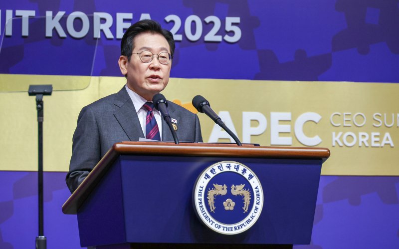 [경주=뉴시스] 고범준 기자 = 이재명 대통령이 29일 경북 경주예술의전당에서 열린 아시아태평양경제협력체(APEC) CEO 써밋에서 특별연설을 하고 있다. (대통령실통신사진기자단) 2025.10.29. bjko@newsis.com