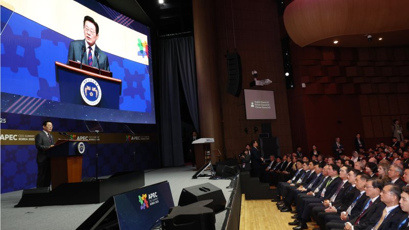 [경주=뉴시스] 고범준 기자 = 이재명 대통령이 29일 경북 경주예술의전당에서 열린 아시아태평양경제협력체(APEC) CEO 써밋에서 특별연설을 하고 있다. (대통령실통신사진기자단) 2025.10.29. bjko@newsis.com