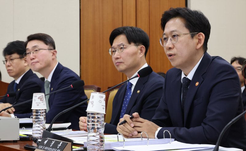 [서울=뉴시스] 김금보 기자 = 배경훈 부총리 겸 과학기술정보통신부 장관이 29일 서울 여의도 국회에서 열린 과학기술정보방송통신위원회 국정감사에서 질의에 답하고 있다. 2025.10.29. kgb@newsis.com