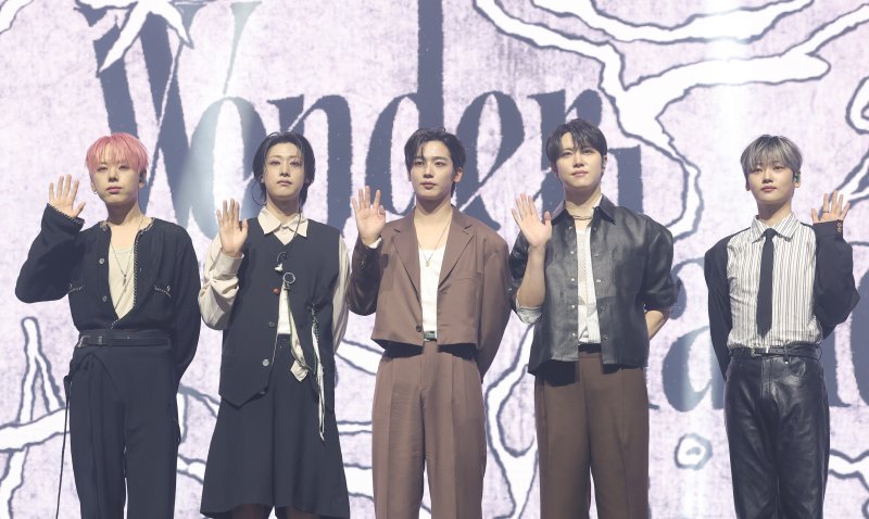 그룹 위아이(WEi) 장대현, 유용하, 김요한, 김동한, 강석화가 29일 오후 서울 광진구 예스24라이브홀에서 가진 여덟 번째 미니 앨범 'Wonderland'(원더랜드) 발매 쇼케이스에서 포즈를 취하고 있다. ⓒ News1 권현진 기자