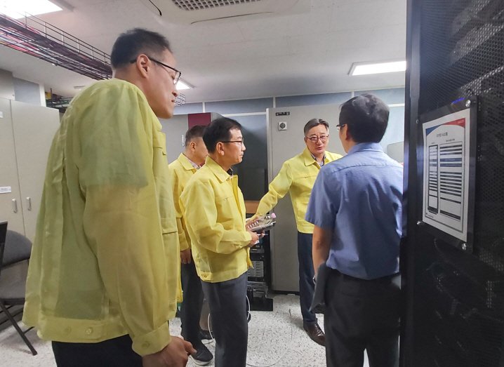 [서울=뉴시스] 한국식품안전관리인증원(해썹인증원)은 지난 28일에 본원에서 행정·공공기관과 학교를 중심으로 실시되는 10월 화재 대비 민방위 훈련에 참여했다고 29일 밝혔다. (사진=한국식품안전관리인증원 제공) 2025.10.29. photo@newsis.com *재판매 및 DB 금지