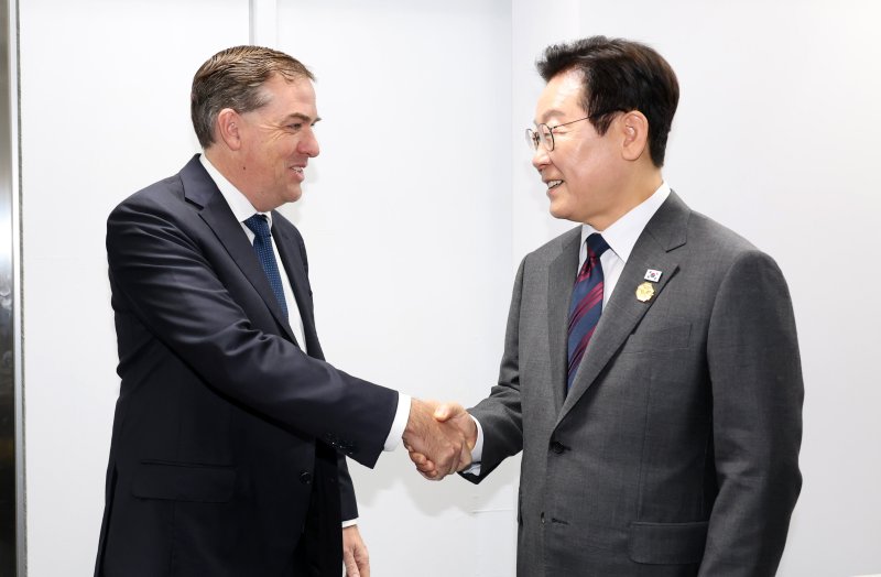 [경주=뉴시스] 고범준 기자 = 이재명 대통령이 29일 경북 경주예술의전당에서 맷 가먼 아마존웹서비스(AWS) 대표를 접견하고 있다. 2025.10.29. bjko@newsis.com