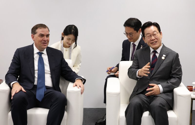 [경주=뉴시스] 고범준 기자 = 이재명 대통령이 29일 경북 경주예술의전당에서 맷 가먼 아마존웹서비스(AWS) 대표를 접견하고 있다. 2025.10.29. bjko@newsis.com