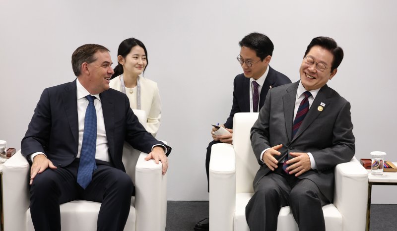 [경주=뉴시스] 고범준 기자 = 이재명 대통령이 29일 경북 경주예술의전당에서 맷 가먼 아마존웹서비스(AWS) 대표를 접견하고 있다. 2025.10.29. bjko@newsis.com