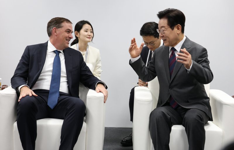 [경주=뉴시스] 고범준 기자 = 이재명 대통령이 29일 경북 경주예술의전당에서 맷 가먼 아마존웹서비스(AWS) 대표를 접견하고 있다. 2025.10.29. bjko@newsis.com