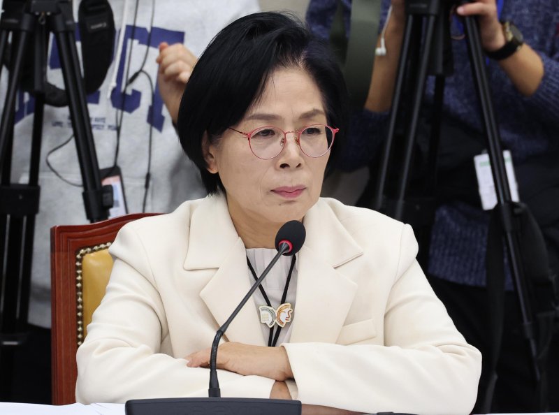 [서울=뉴시스] 김금보 기자 = 최민희 국회 과학기술정보방송통신위원회 위원장이 29일 서울 여의도 국회에서 열린 과학기술정보통신부 등에 대한 국정감사에서 의원 질의를 듣고 있다. 2025.10.29. kgb@newsis.com