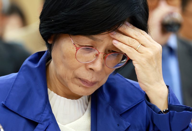 [서울=뉴시스] 고승민 기자 = 최민희 국회 과방위원장이 28일 서울 여의도 국회 의원회관에서 열린 K-바이오 혁신 세미나에서 자료를 살피고 있다. 2025.10.28. kkssmm99@newsis.com