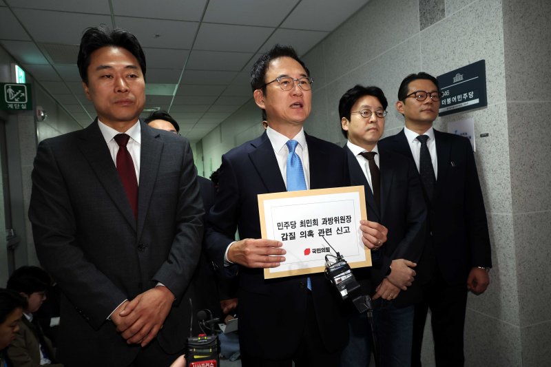 [서울=뉴시스] 조성봉 기자 = 문호철 국민의힘 미디어특위 수석 부위원장이 29일 오전 서울 여의도 국회 더불어민주당 을지로위원회 앞에서 '최민희 국회 과학기술정보방송통신 위원장 갑질 의혹' 관련 신고 이유를 설명하고 있다. 2025.10.29. suncho21@newsis.com