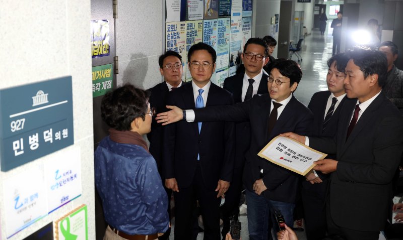 [서울=뉴시스] 조성봉 기자 = 문호철 (오른쪽 세번째)국민의힘 미디어특위 수석 부위원장과 관계자들이 29일 오전 서울 여의도 국회 의원회관 민병덕(을지로위원장)더불어민주당 의원실 앞에서 보좌진에게 '최민희 국회 과학기술정보방송통신 위원장 갑질 의혹' 관련 신고접수를 요청하고 있다. 2025.10.29. suncho21@newsis.com