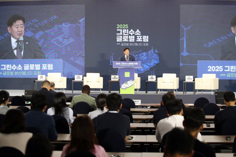 9월26일 오후 제주국제컨벤션센터에서 열린 2025 그린수소 글로벌 포럼 국회 특별세션에서 오영훈 제주도지사가 환영사를 하고 있다.2025.9.26/뉴스1 ⓒ News1 고동명 기자