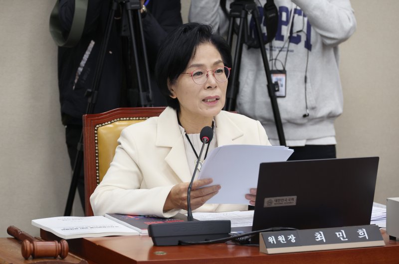 [서울=뉴시스] 김금보 기자 = 최민희 국회 과학기술정보방송통신위원회 위원장이 29일 서울 여의도 국회에서 과학기술정보통신부 등에 대한 국정감사를 진행하고 있다. 2025.10.29. kgb@newsis.com