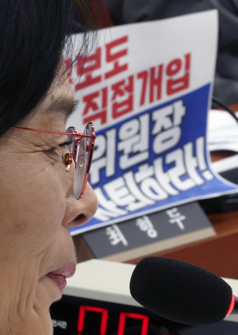 [서울=뉴시스] 김금보 기자 = 최민희 국회 과학기술정보방송통신위원회 위원장이 29일 서울 여의도 국회에서 열린 국정감사에서 미소를 머금고 있다. 국민의힘 의원들이 노트북에 부착한 최 위원장 사퇴 촉구 피켓이 안경에 비치고 있다. 2025.10.29. kgb@newsis.com