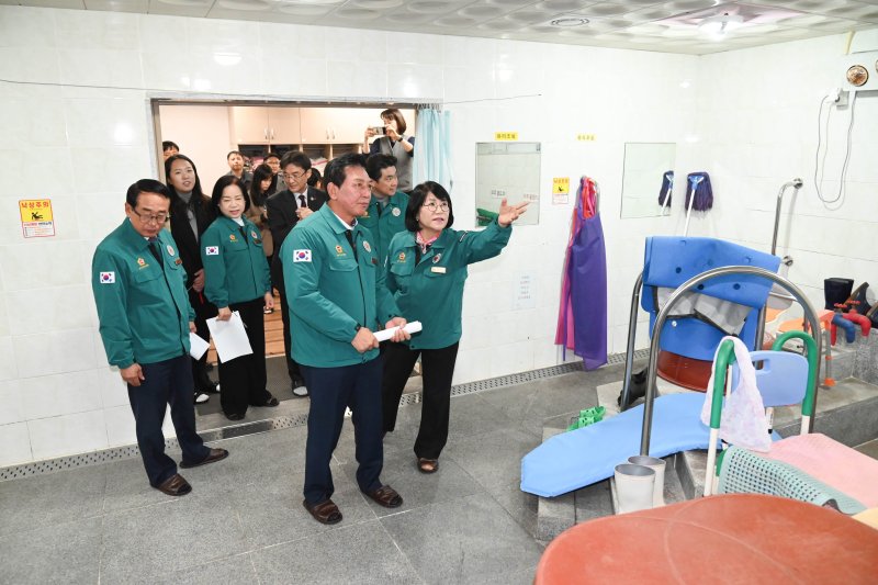 울산시의회 문화복지환경위원회가 29일 울산시립노인요양원을 찾아 시설 운영 전반과 환경 개선 현황을 살폈다.(울산시의회 제공. 재판매 및 DB금지)/뉴스1