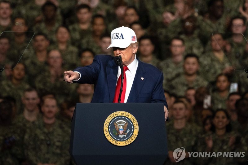 조지워싱턴호에서 연설하는 트럼프 대통령 (출처=연합뉴스)