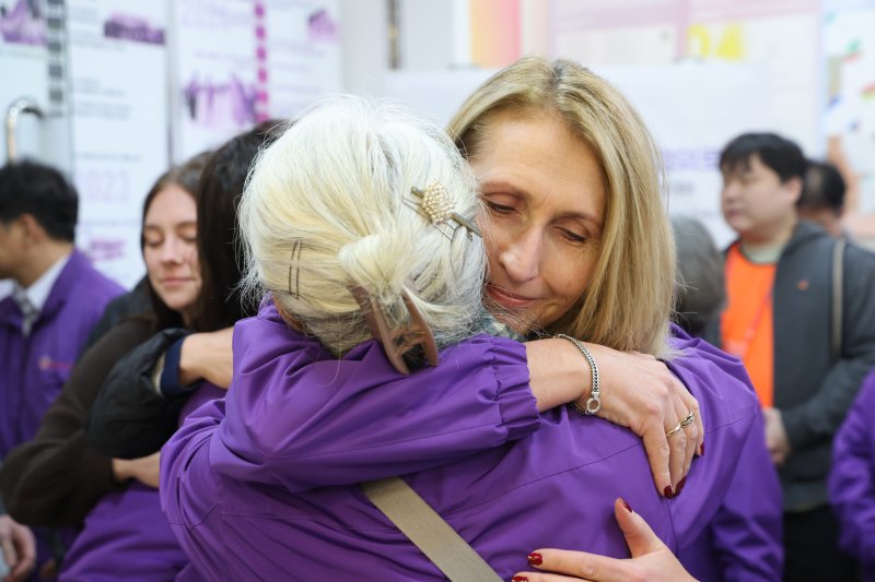 [서울=뉴시스] 김근수 기자 = 10·29 이태원참사 외국인 유가족들이 26일 오후 서울 종로구 별들의 집에 방문해 희생자의 사진을 보며 서로를 위로하고 있다. (공동취재) 2025.10.26. photo@newsis.com