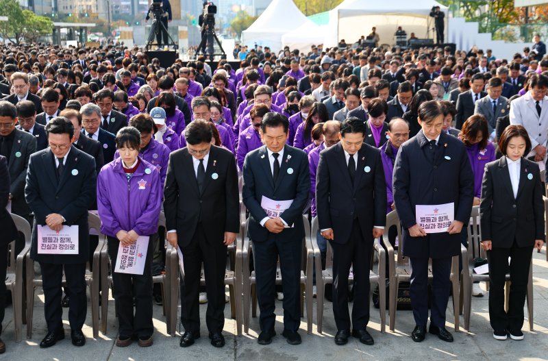 [서울=뉴시스] 황준선 기자 = 김민석(왼쪽부터) 국무총리, 송해진 이태원 참사 유가족협의회 운영위원장, 우원식 국회의장, 정청래 더불어민주당 대표, 장동혁 국민의힘 대표, 조국 조국혁신당 비상대책위원장, 김재연 진보당 대표가 29일 오전 서울 종로구 광화문광장에서 열린 10.29 이태원 참사 3주기 기억식에서 묵념하고 있다. 2025.10.29. hwang@newsis.com