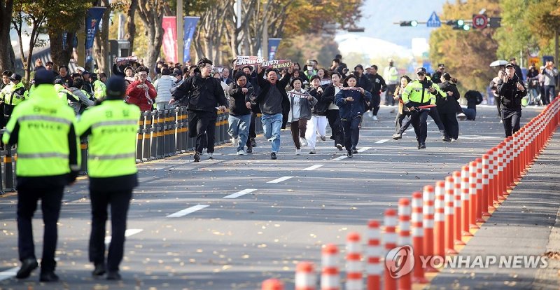 '트럼프 반대 기습시위' (출처=연합뉴스)