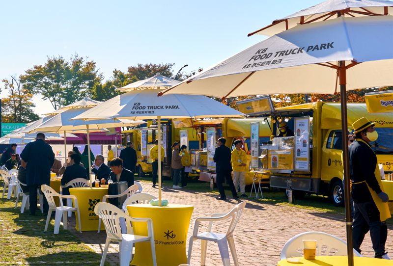 KB금융그룹은 경북 경주에서 열리는 '아시아·태평양 경제협력체(APEC) 최고경영자(CEO) 서밋 2025' 기간 동안 해외 정상급 기업인과 각국 대표단을 지원하기 위해 'KB착한푸드트럭'과 'KB 환전 버스'를 운영한다. 29일 'KB착한푸드트럭' 사장님들이 경주 예술의 전당에서 진행되는 'APEC CEO 서밋' 현장에 마련된 'KB 푸드트럭 파크'에서 식음료를 제공하고 있다./사진=KB금융그룹