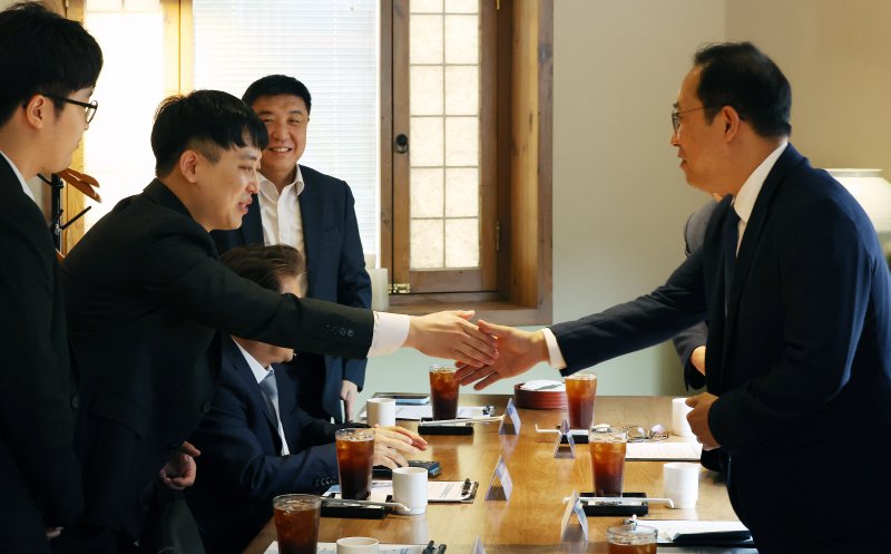 [서울=뉴시스] 조성우 기자 = 지난 7월 31일 오전 서울 중구 달개비에서 열린 수련협의체 제2차 회의에서 김국일(오른쪽) 보건복지부 보건의료정책관과 한성존(왼쪽 두 번째) 대한전공의협의회 비상대책위원장 등이 인사를 나누고 있다. 2025.07.31. xconfind@newsis.com