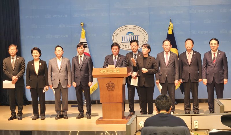 29일 정부가 추진 중인 '농어촌 기본소득 시범사업' 관련, 1차 심사를 통과하고도 최종 선정에서 제외된 5개군이 오전 11시 국회 소통관에서 기자회견을 열고 시범지역 확대를 촉구했다.(곡성군 제공)