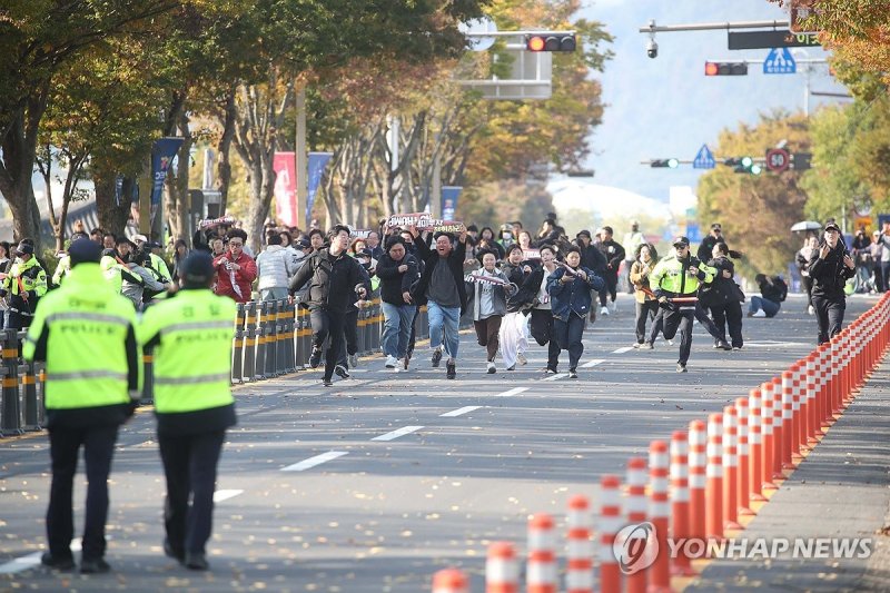 '트럼프 반대 기습시위' (출처=연합뉴스)