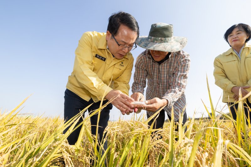 농작물 피해 현장 찾은 정헌율 익산시장(왼쪽) *재판매 및 DB 금지