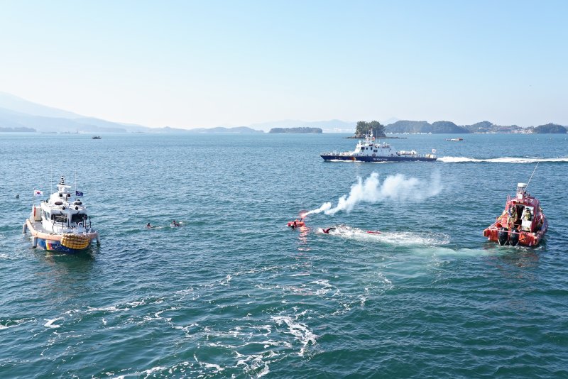 경남 하동 노량항 인근 해상에서 차도선 내 전기차 화재 상황을 가정한 대비 훈련이 진행되고 있다.(사천해경 제공. 재판매 및 DB금지)